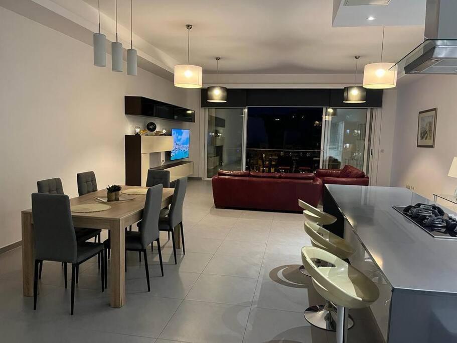 Seafront Two Bedroom Apartment St. Julian's Zewnętrze zdjęcie